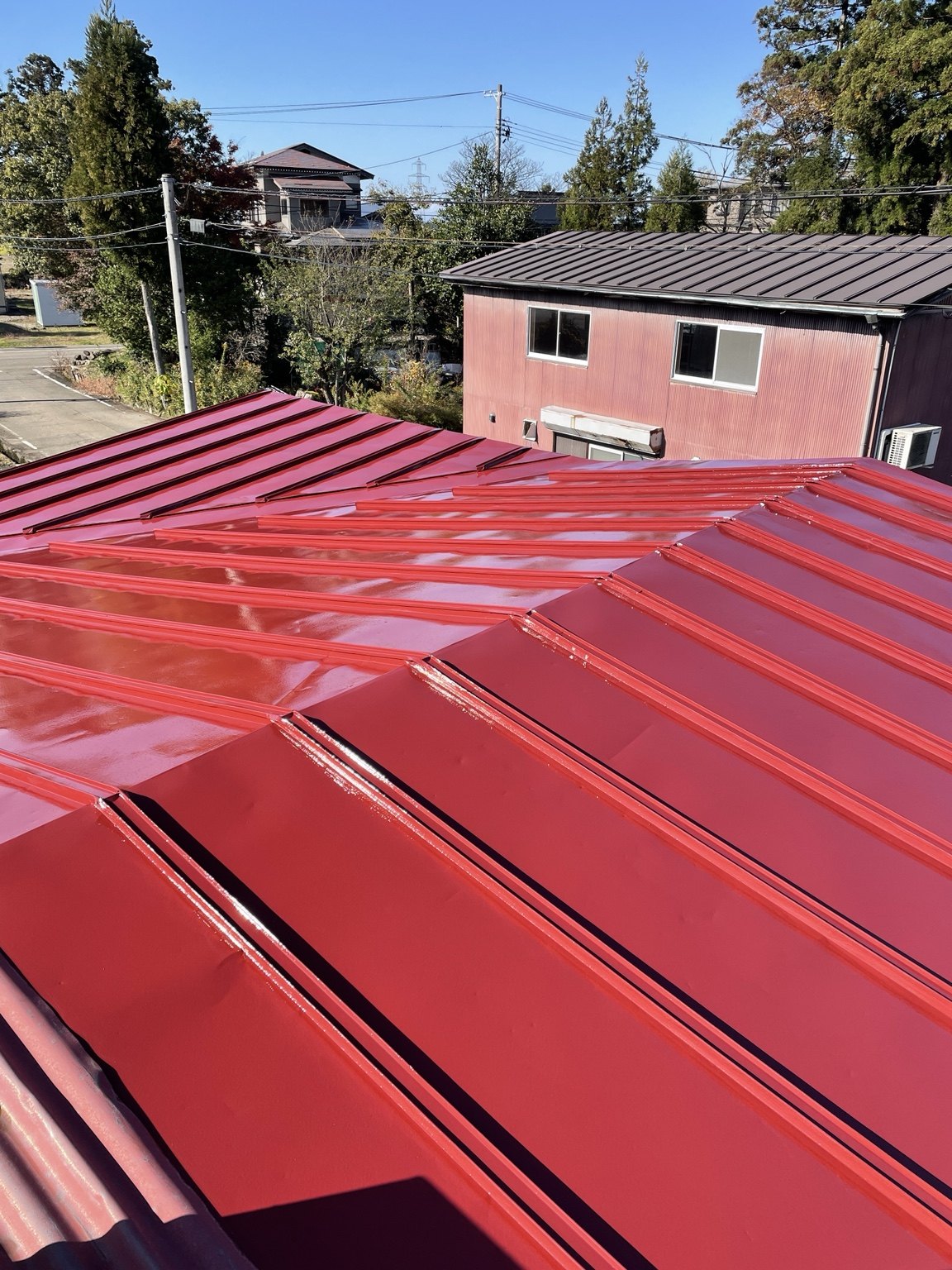 赤色に仕上がった屋根の施工完了時の様子